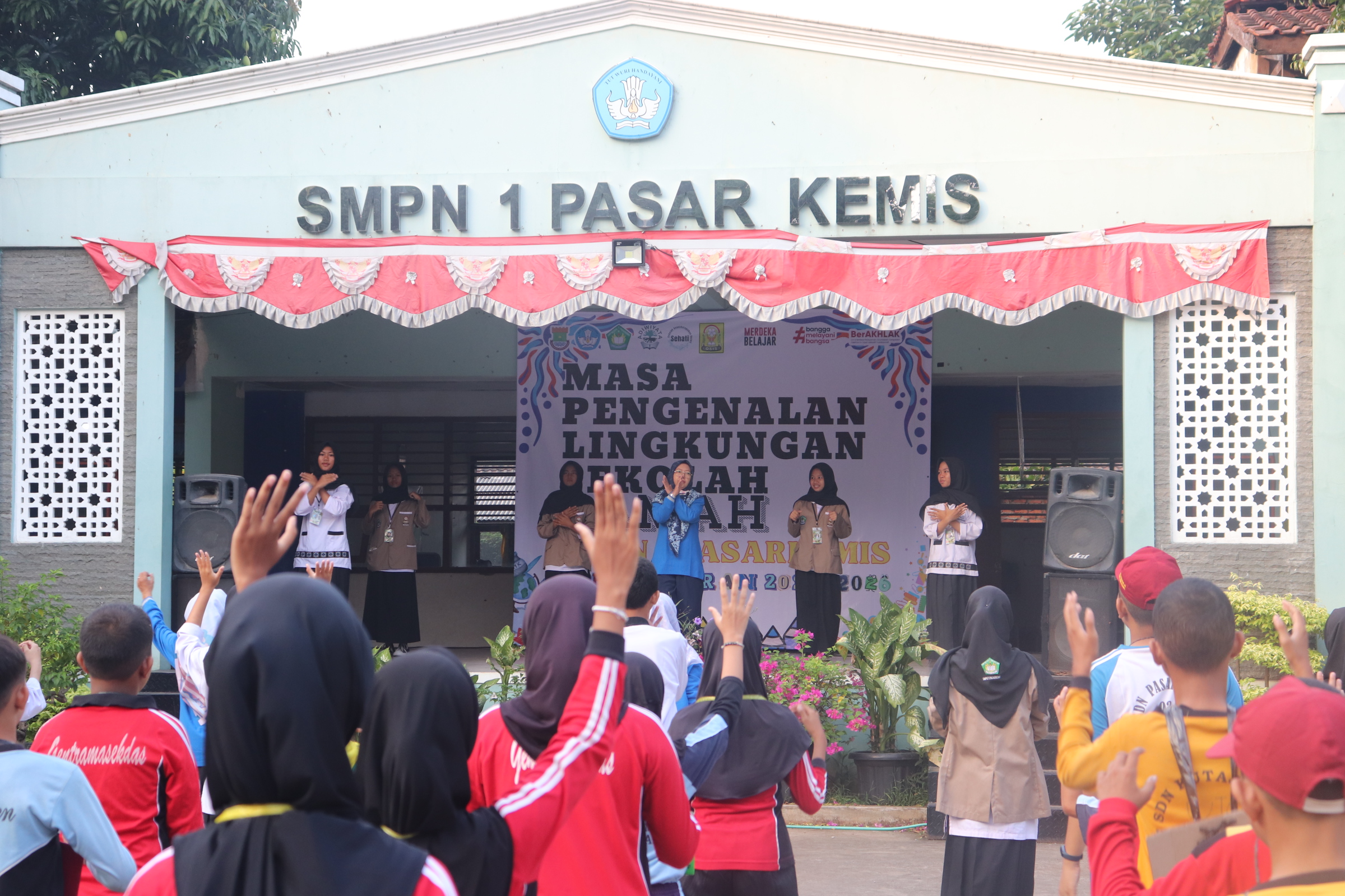 SMPN 1 Pasarkemis Sambut Siswa Baru dengan